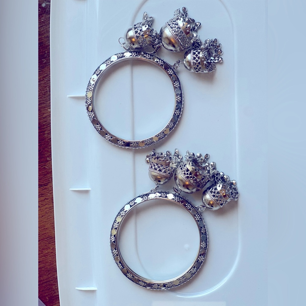 Beautiful Hanging Braclet in silver color , good quality.